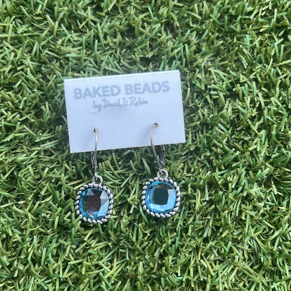 Gorgeous & glistening faceted blue earrings